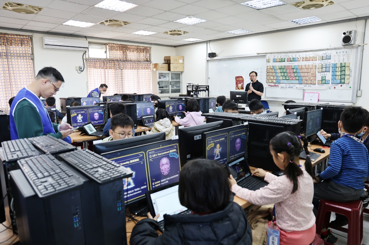 南市府攜手中華電信首辦寒假機器人營隊 黃偉哲盼培育具科技素養的未來世代