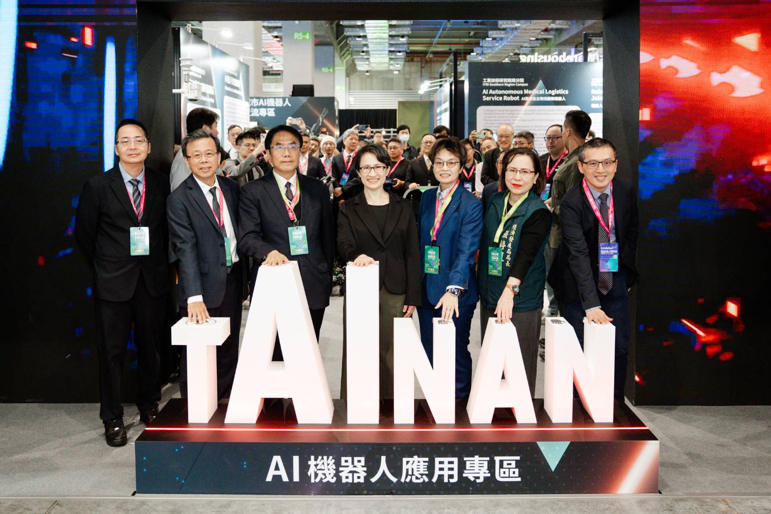 2026 智慧城市展 黃偉哲推動城市AI創新治理與機器人跨域應用