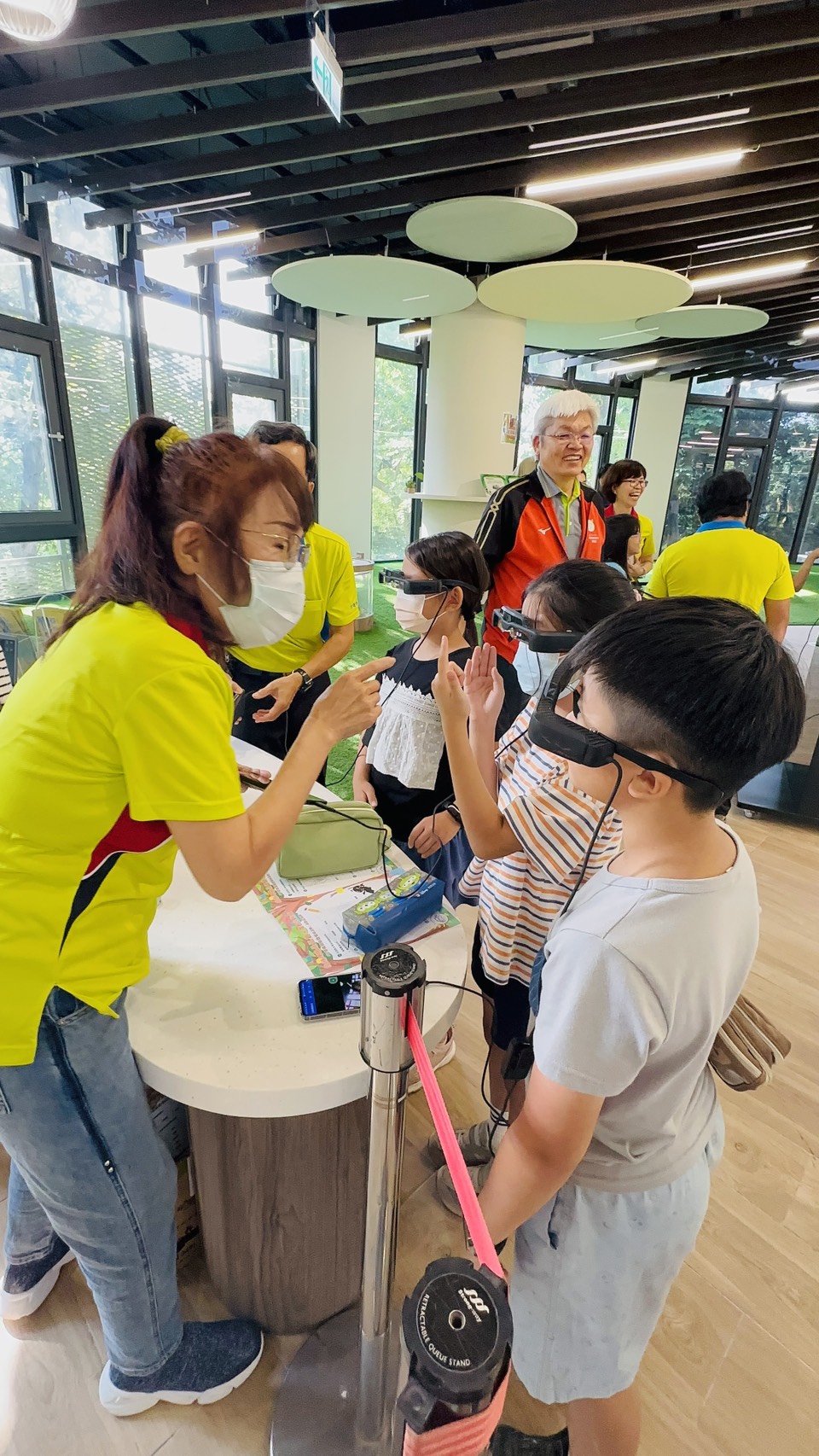 AI蟋蟀帶路！虎頭埤智慧眼鏡服務上線 口埤實小率先體驗