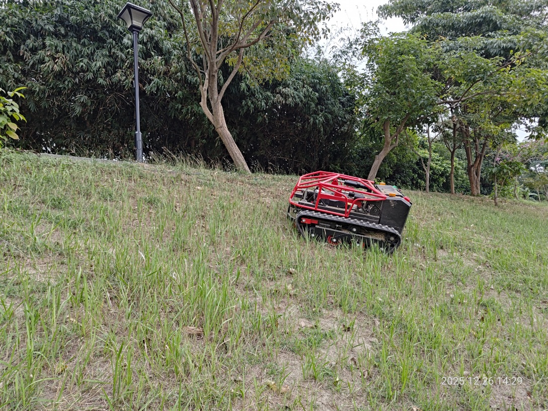 黃偉哲市長推動智能導入 水利局試辦智慧機器人除草