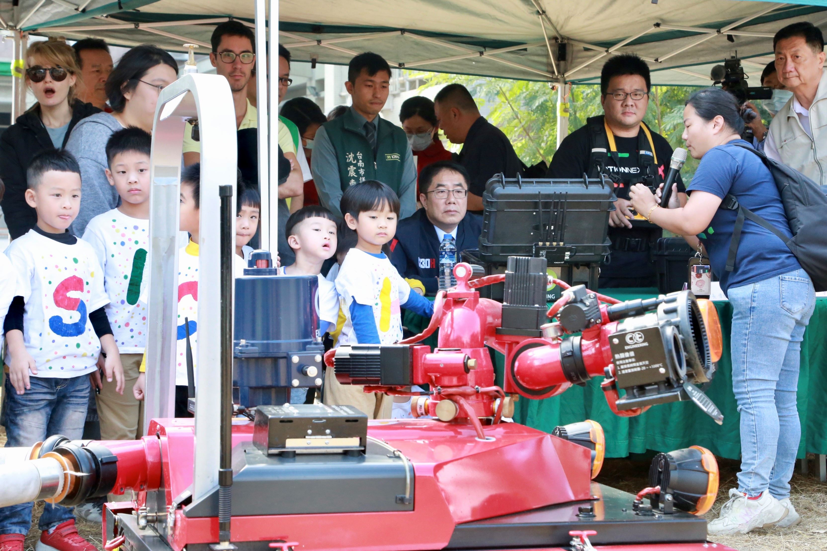 黃偉哲視察台製小型消防機器人展演 盼提升科技裝備保障消防救災安全