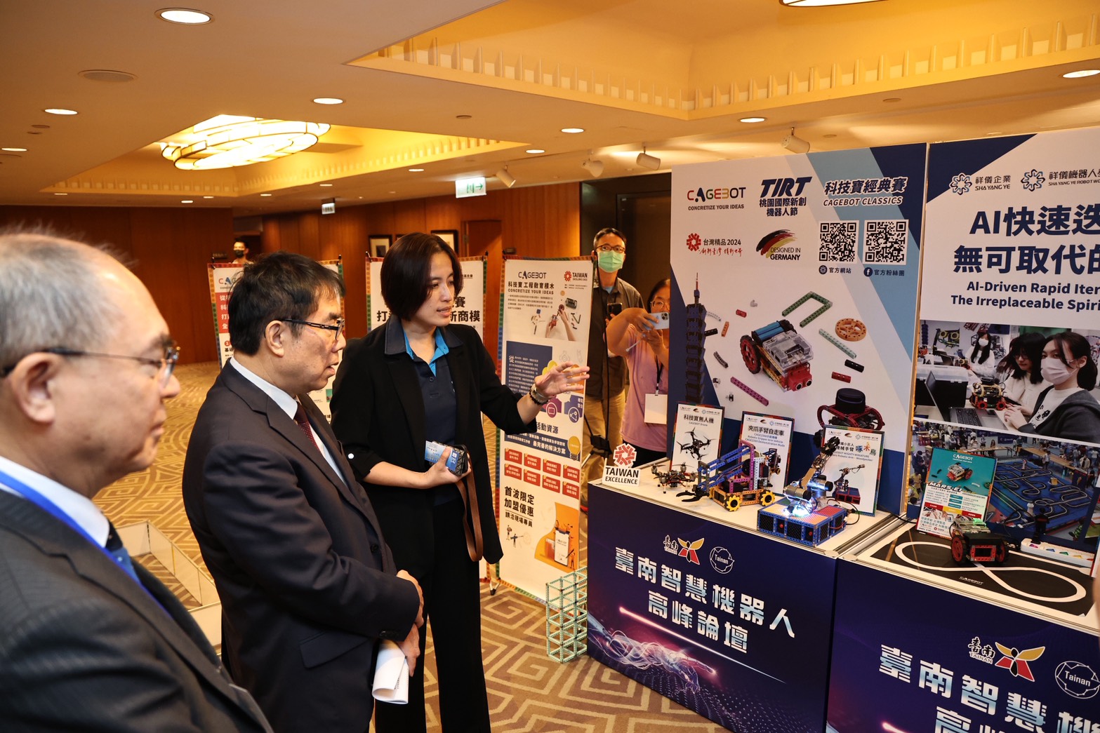 台南智慧機器人高峰論壇登場  黃偉哲：盼結合產官學研尋找南市關鍵定位