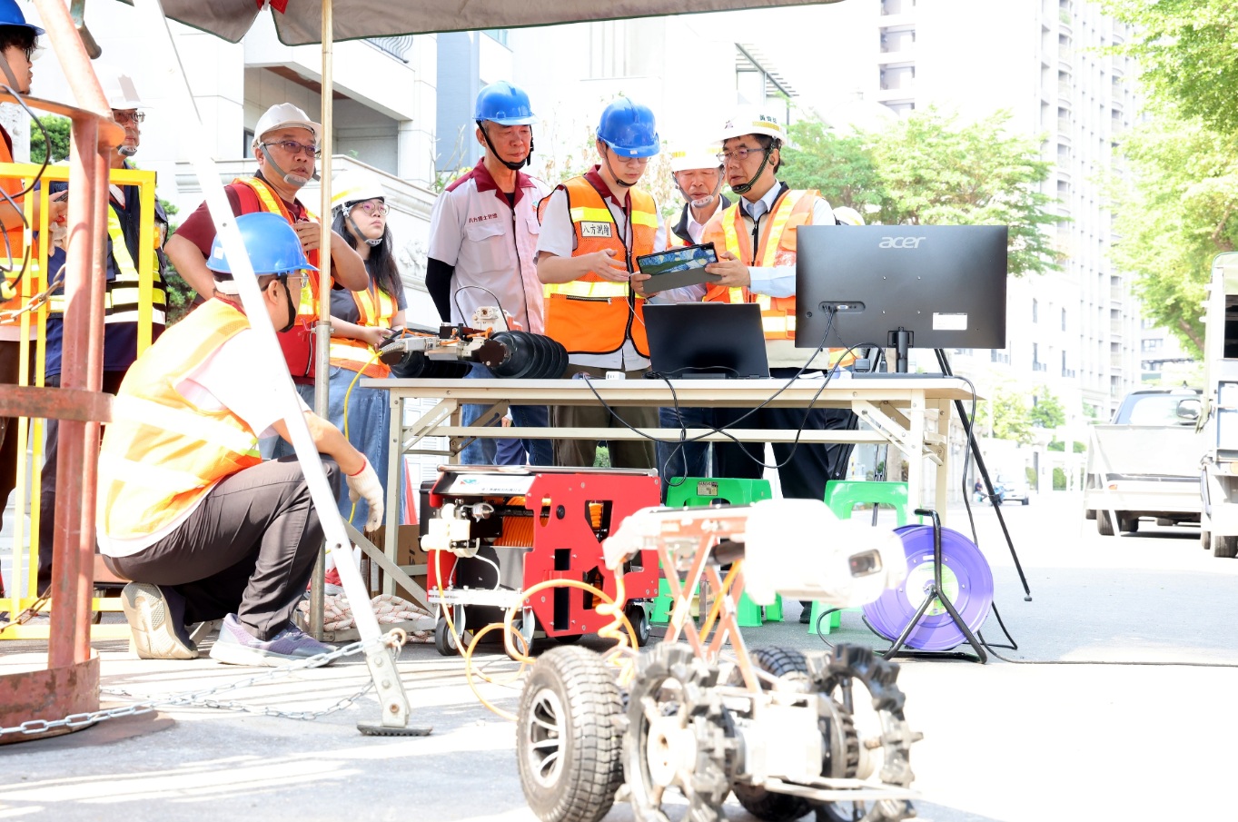 台南結合AI科技防洪 汛期將至黃偉哲操作TV車檢視下水道清淤成效